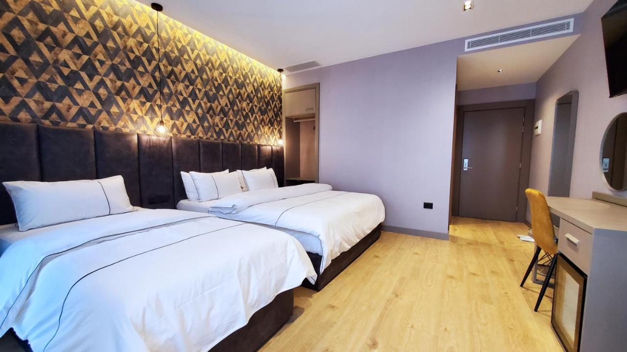 Starlight Hotel Тирана Екстериор снимка